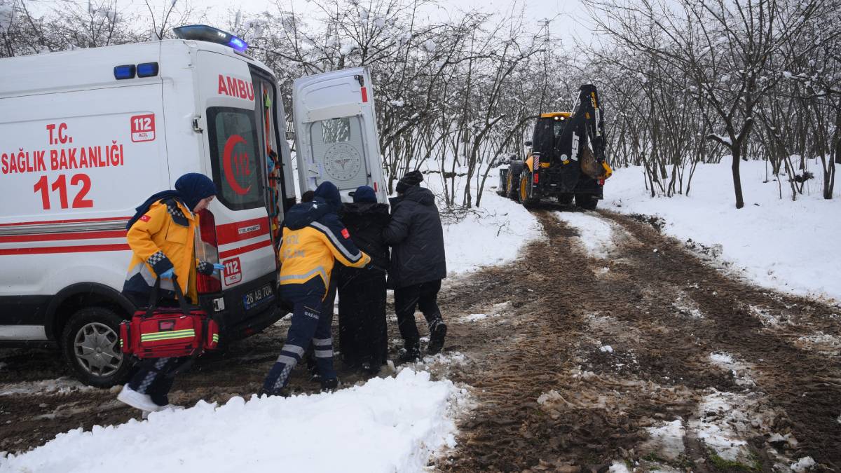 Yollar kapandı, iş makineleri devreye girdi: Hastalanan vatandaş için seferber olundu!