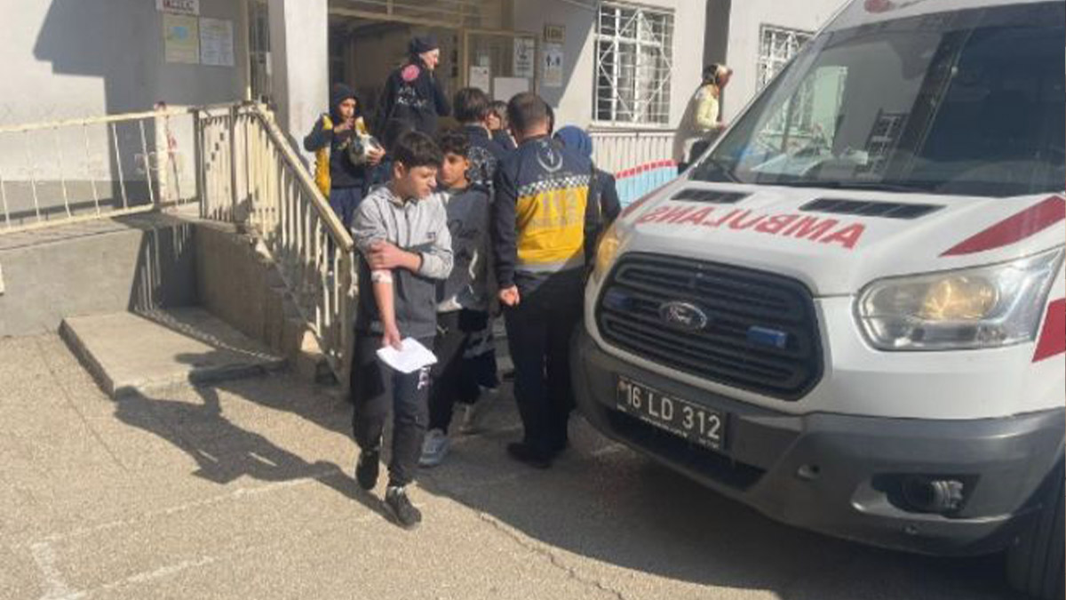 Bursa'da 14 ilkokul öğrencisi gıda zehirlenmesi şüphesiyle hastaneye kaldırıldı