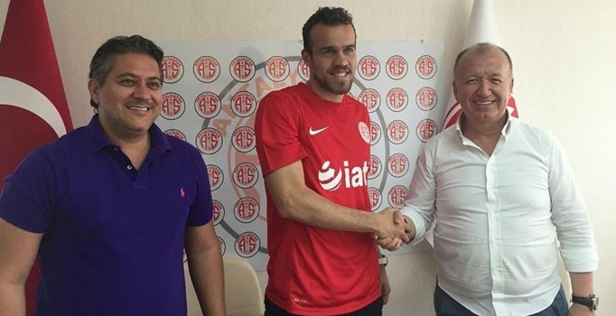 Gaziantepspor'lu Chico Antalya'ya imzayı attı