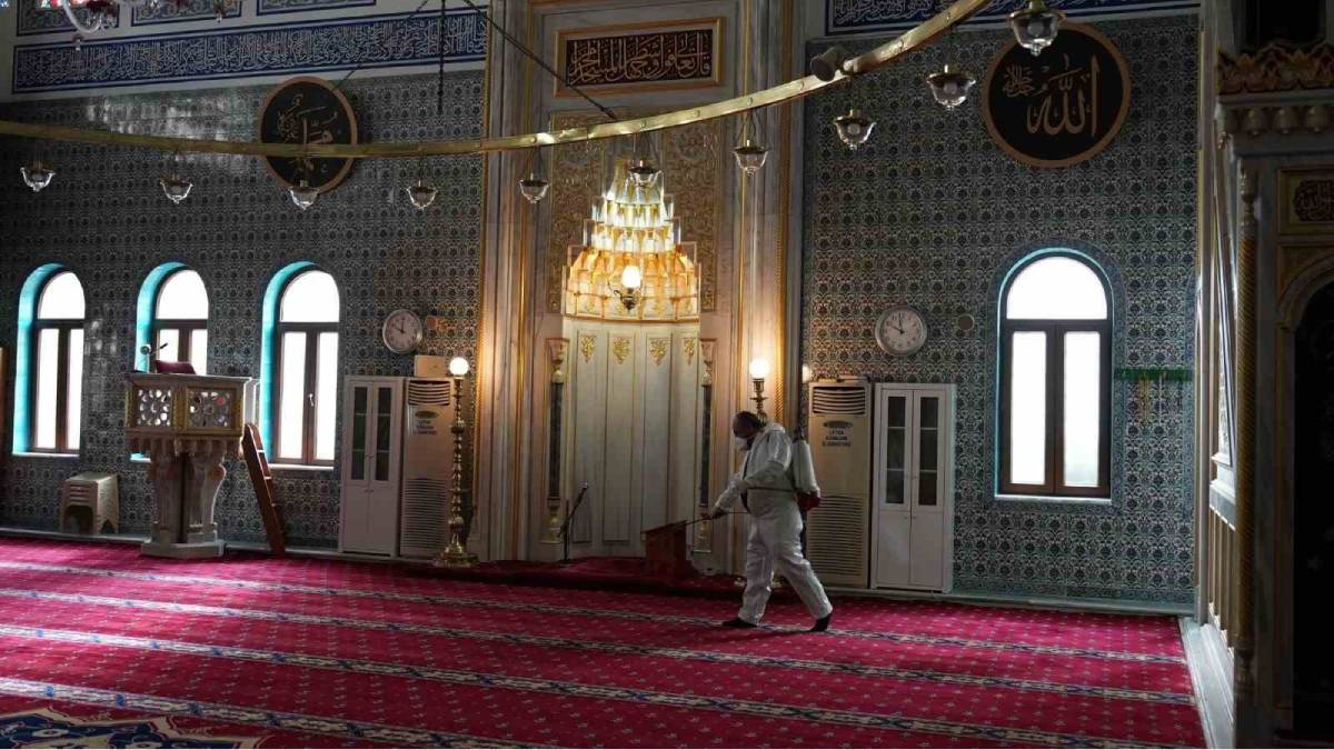 Maltepe’deki ibadethaneler dezenfekte ediliyor