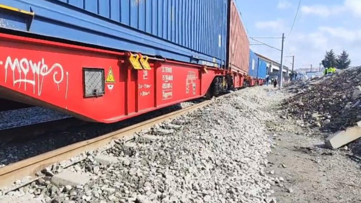 TCDD'ye ait yeni hatta kaza: 3 vagon raydan çıktı