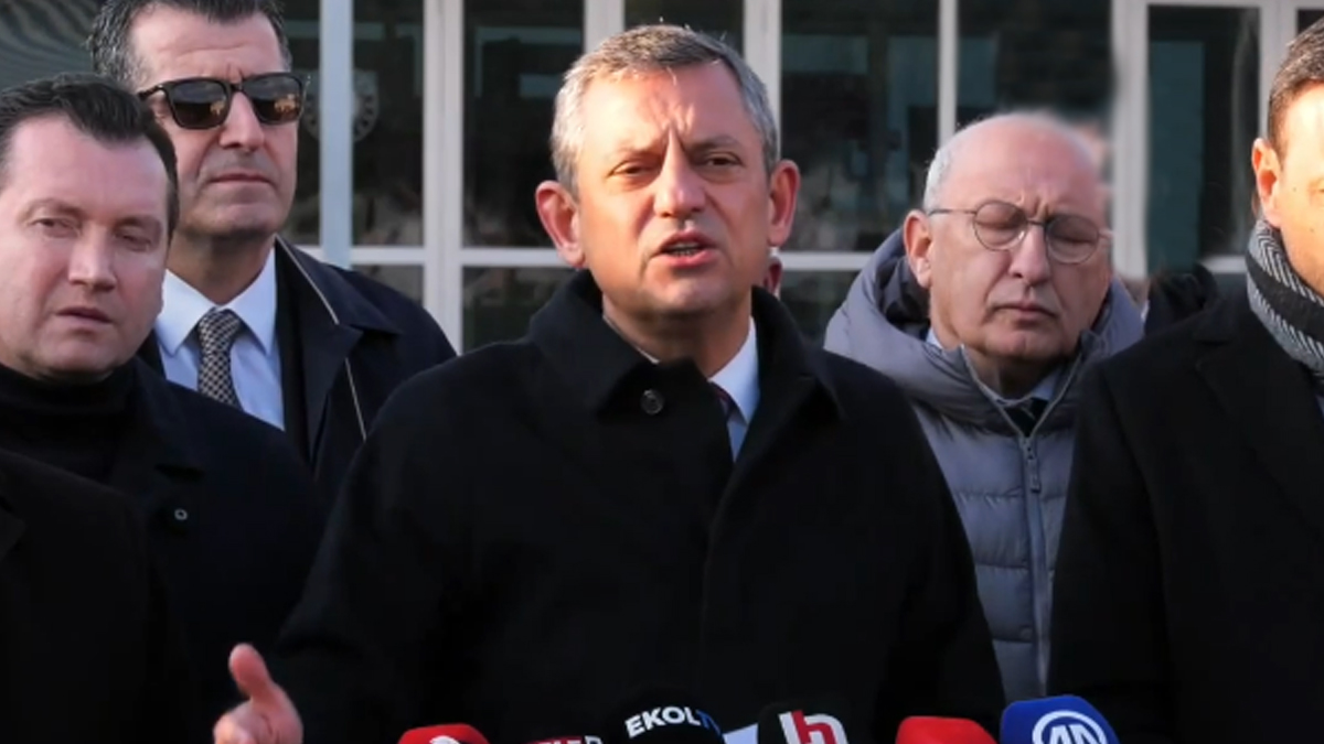 Özel, Marmara Cezaevi önünde konuştu: 'Şaibeli Kurultay' oyununa ben gelmedim ama gelenler oldu