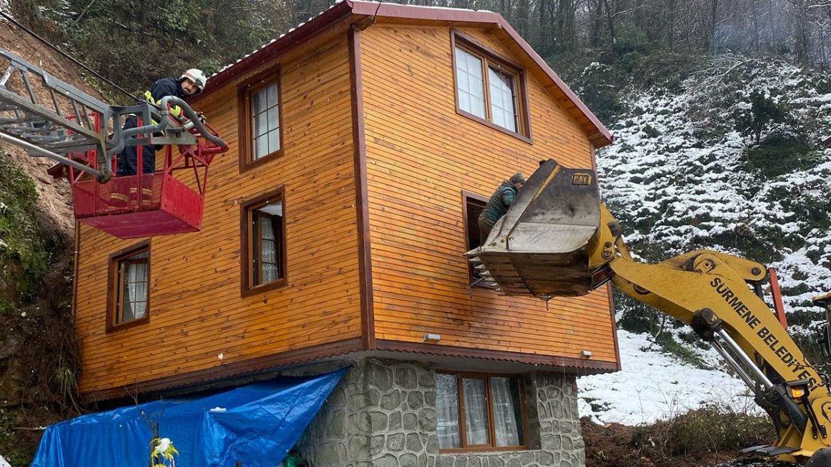 Trabzon Sürmene'de heyelan faciası: Evde mahsur kalan çift, iş makinesiyle kurtarıldı