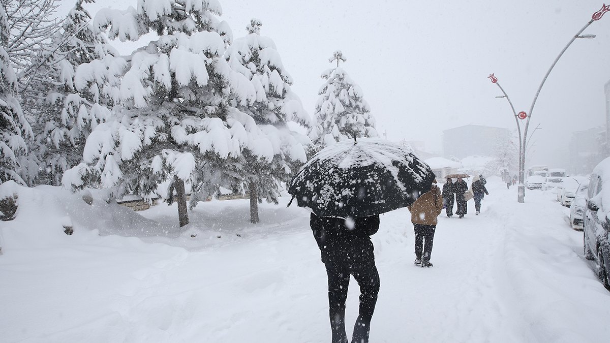 'Altay Kar Fırtınası' Türkiye’yi vurdu: Meteoroloji'den İstanbul dahil 70 ilde turuncu ve sarı kodlu alarm