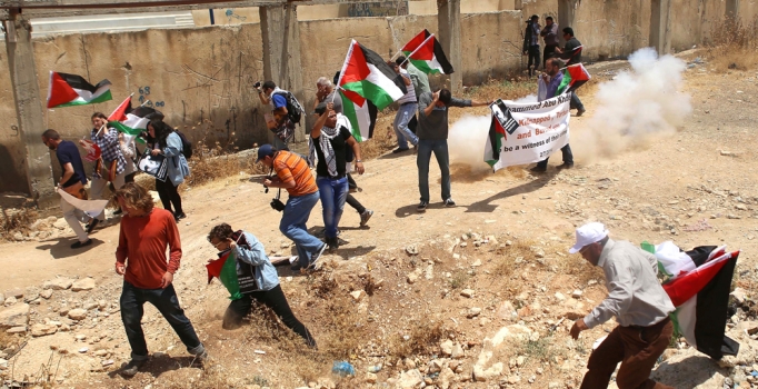 İsrail askerleri bir kez daha gazetecilere saldırdı