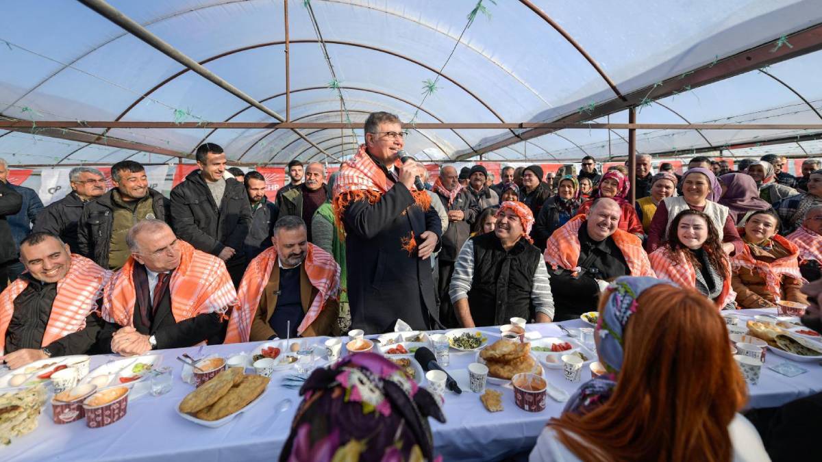 Başkan Tugay çiftçilere seslendi: “Baskılar vız gelir tırıs gider”