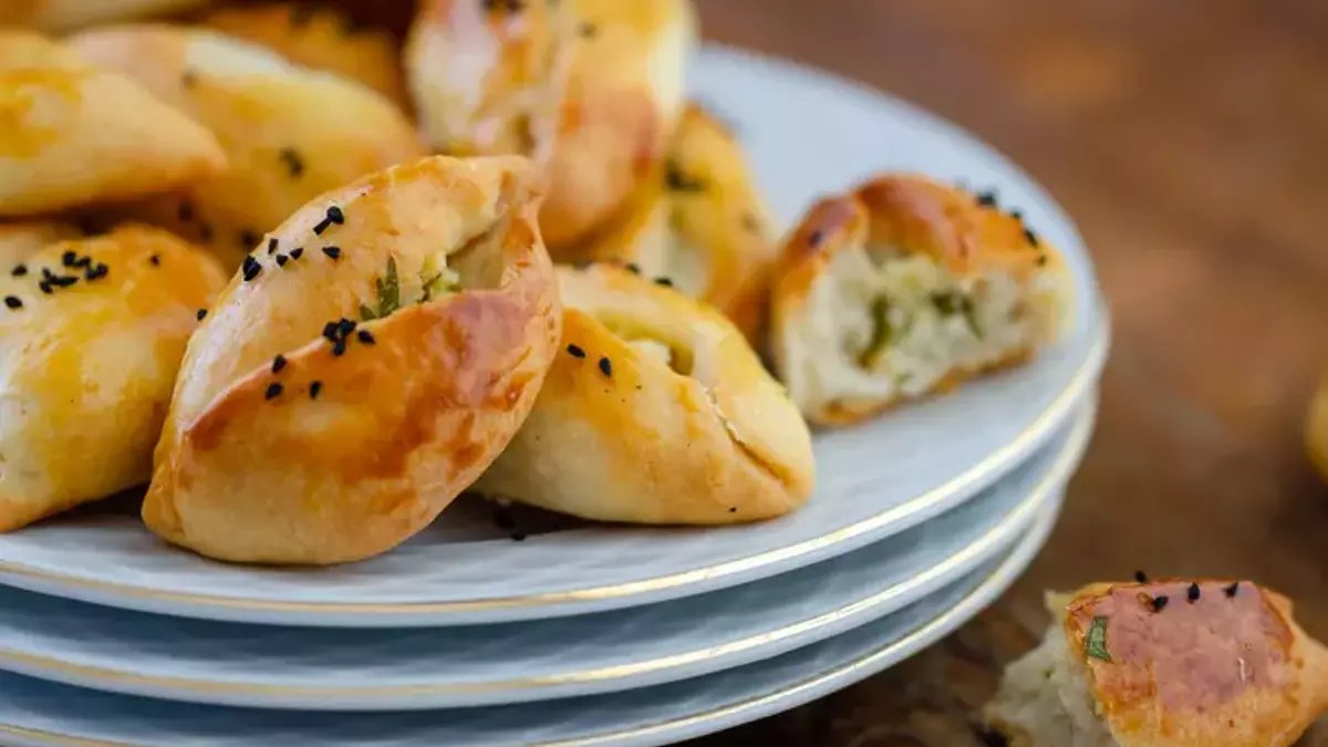 Misafiriniz yukarı çıkana kadar hazır! 10 dakikada pratik peynirli poğaça tarifi