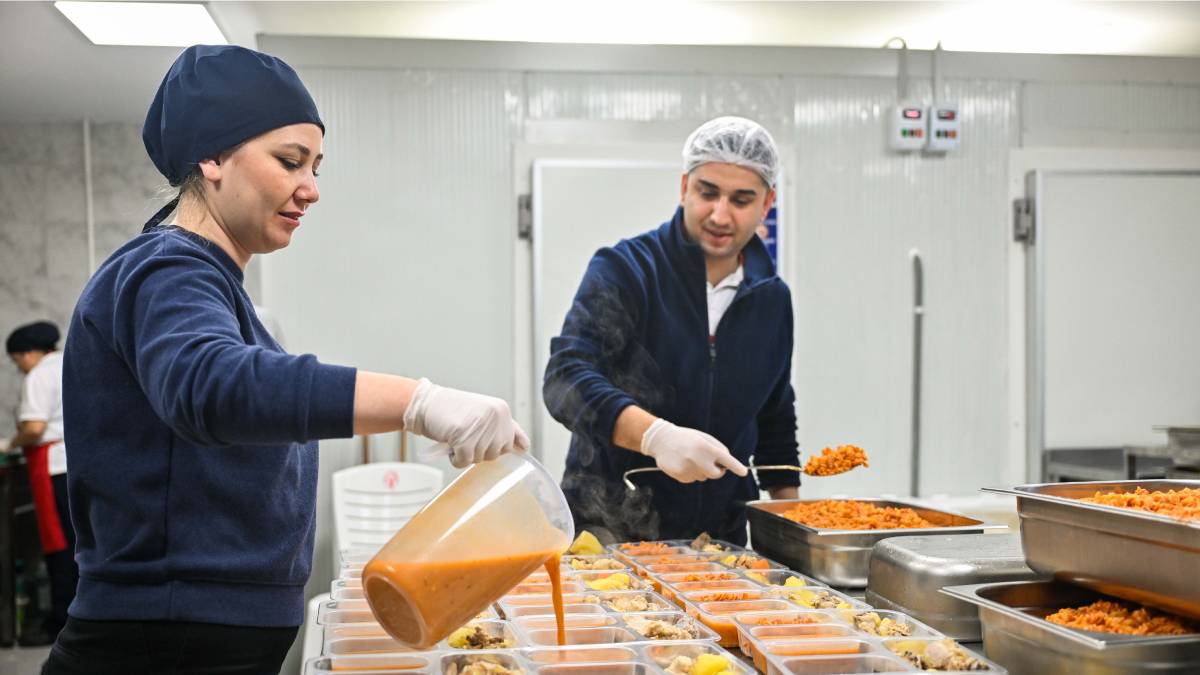 Bu şehirde kimse yalnız değil! O yaş üzeri ihtiyaç sahibi vatandaşların evlerine sıcak yemek servisi başladı