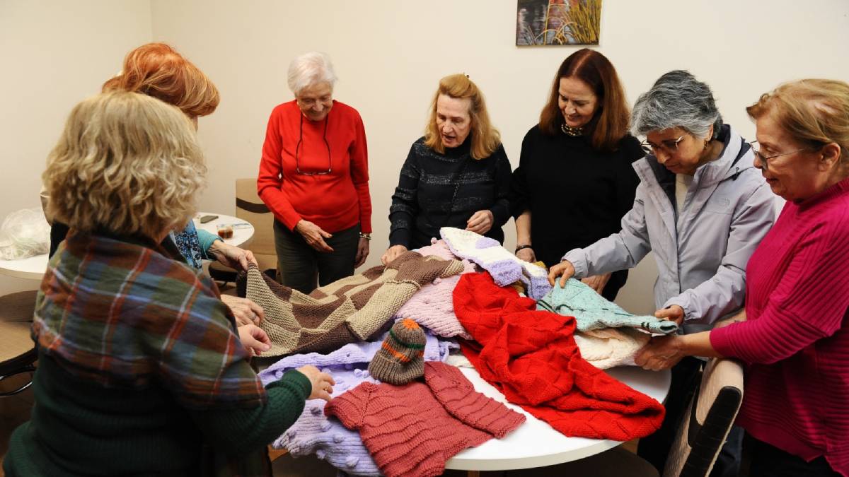 Kimsesiz hastalara umut dokunuşu: Bilge çınarlar el emeğiyle fark yaratıyor!