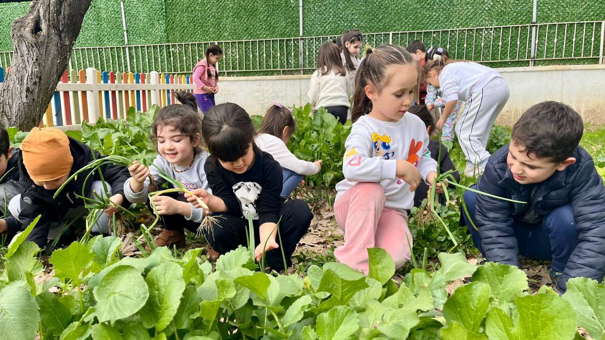 Toprağa minik eller değdi