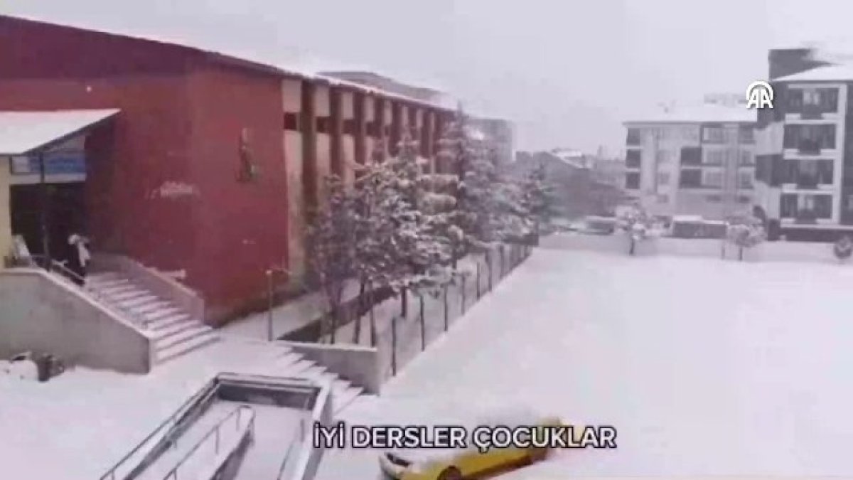 Bolu’da öğrenciler, müdürün anonsuyla kartopu oynadı