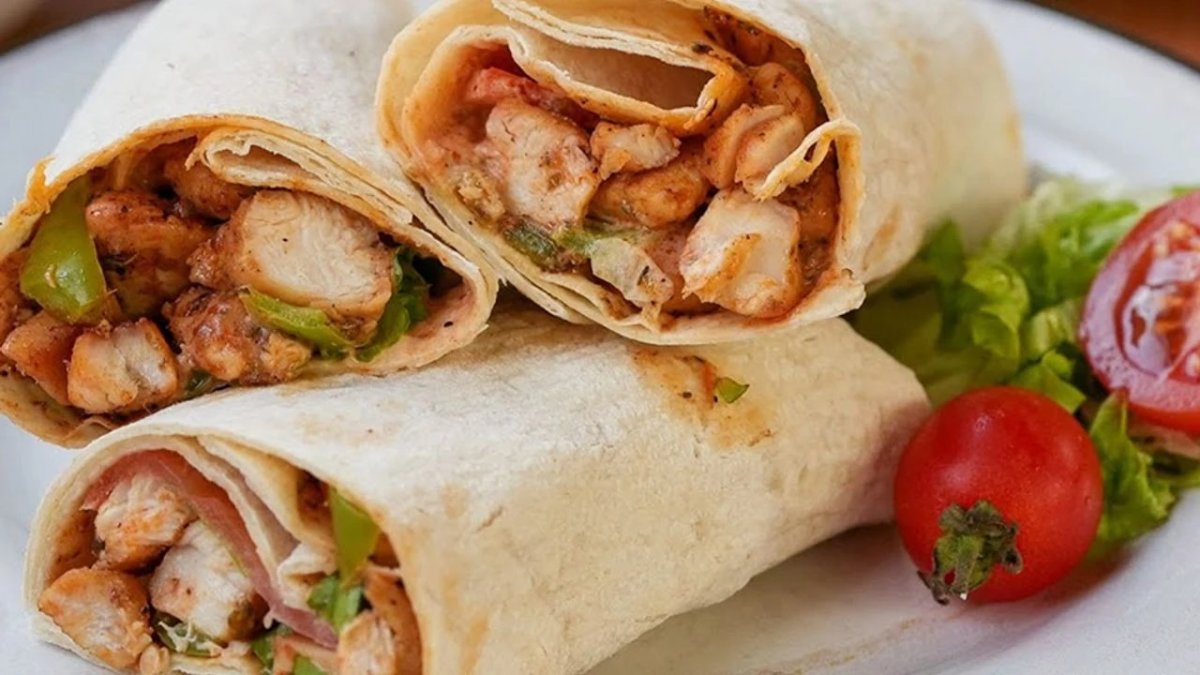 Dışarıda tavuk dürüm yemek hayal oldu! Evde kendi dürümünüzü yapın: Dışarıdan söylediklerinizi sollayacak