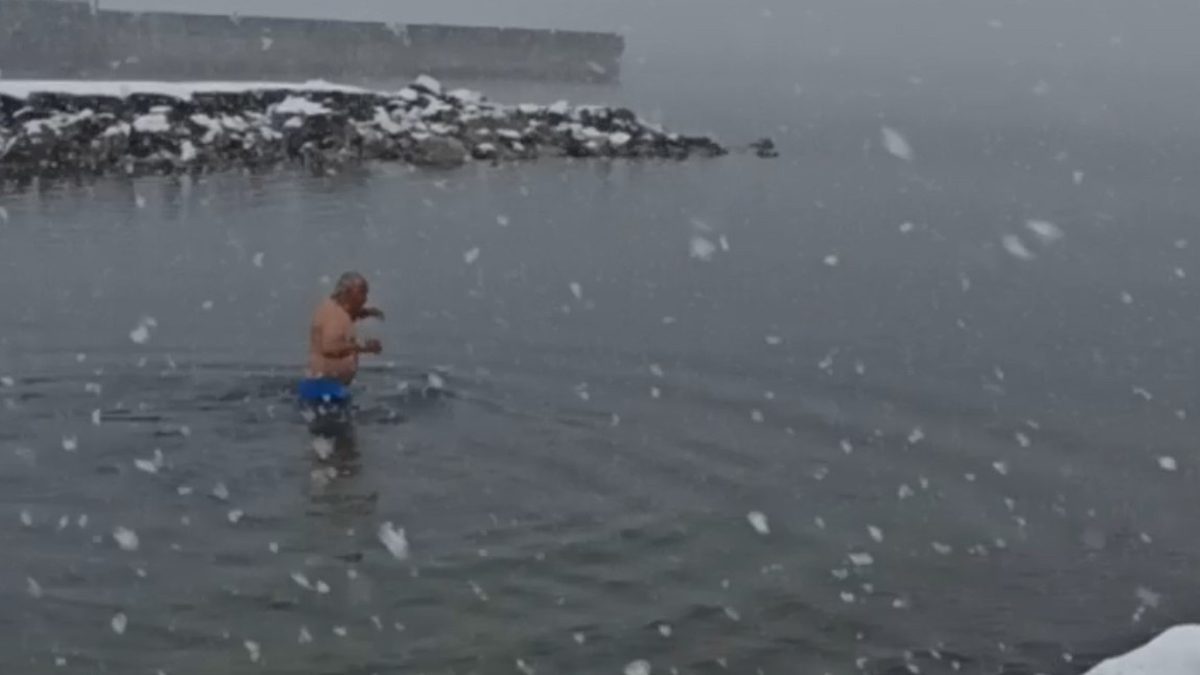 Buz gibi havada Van Gölü'nde yüzdü