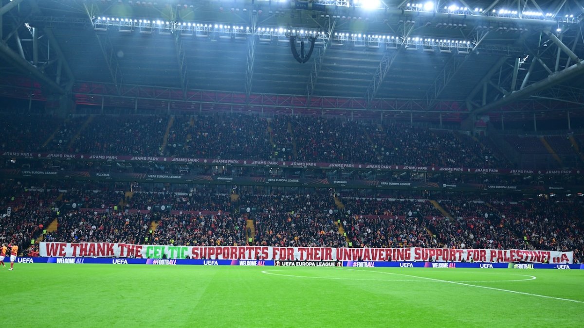 Celtic taraftar grubu, Galatasaray tribünündeki Filistin'e destek pankartlarını paylaştı