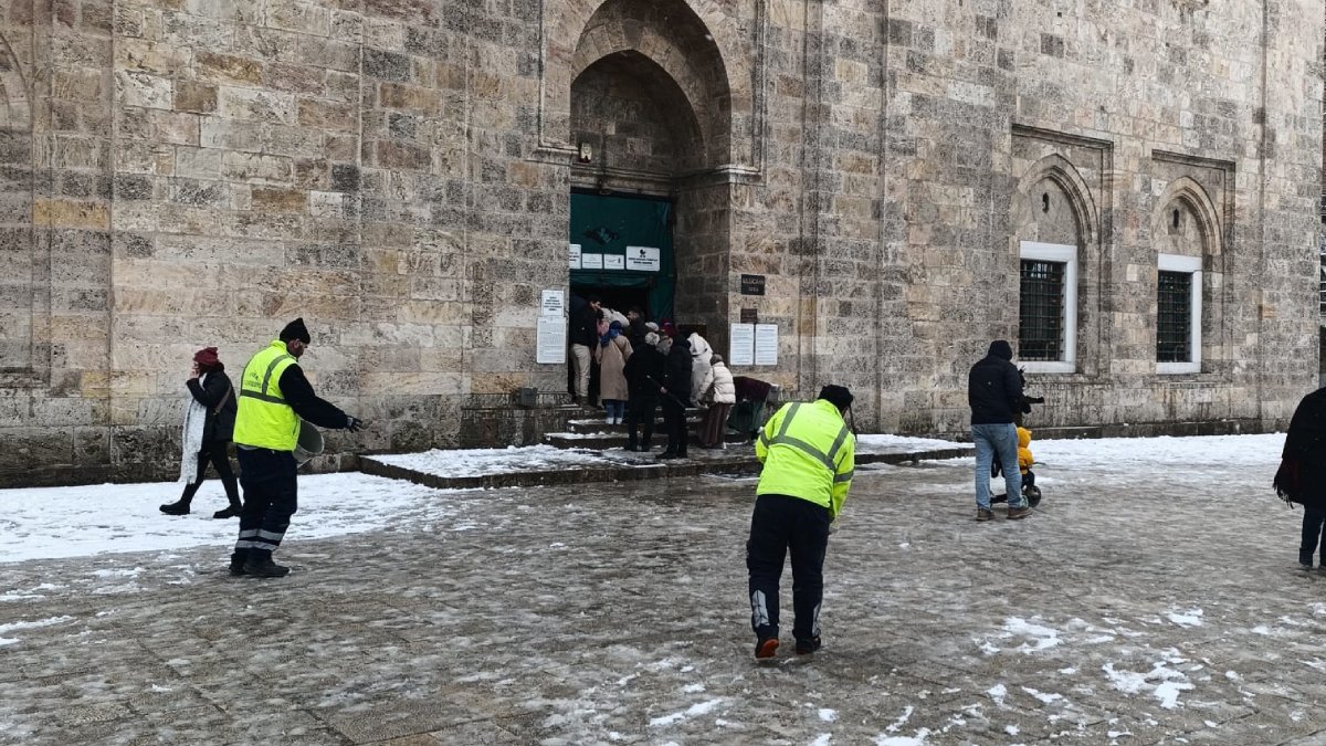 Büyükşehir, karla mücadelede gece gündüz sahada