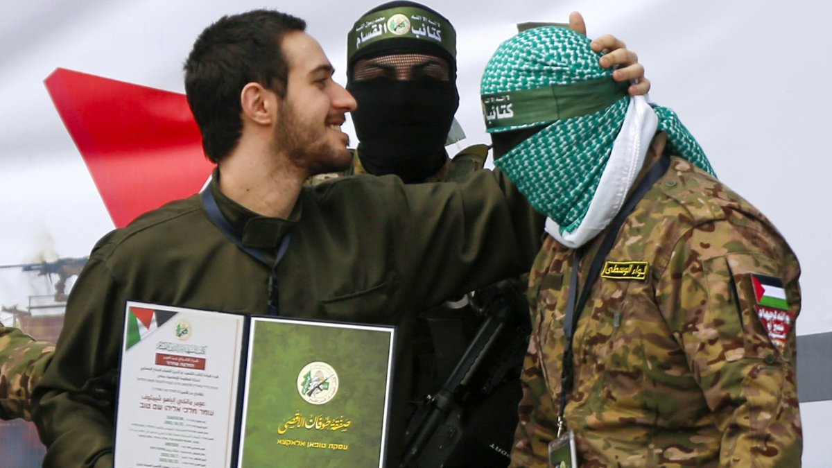 Hamas ile İsrail arasında 7'nci tur esir takası: İsrailli esir, Kassam Tugayı'nı alnından öptü