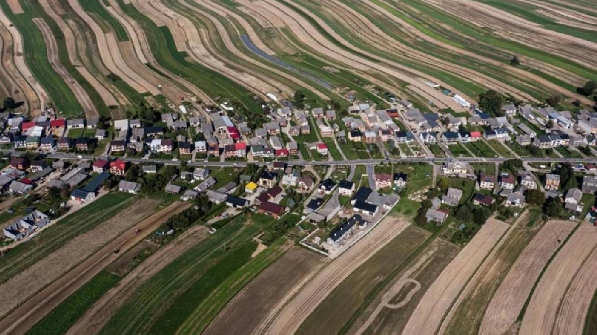 Nüfusu küçük ama ziyaretçileri büyük! Tek bir cadde üzerinde yer alıyor, her yıl milyonlar akın ediyor: Gören şaşıp kalıyor