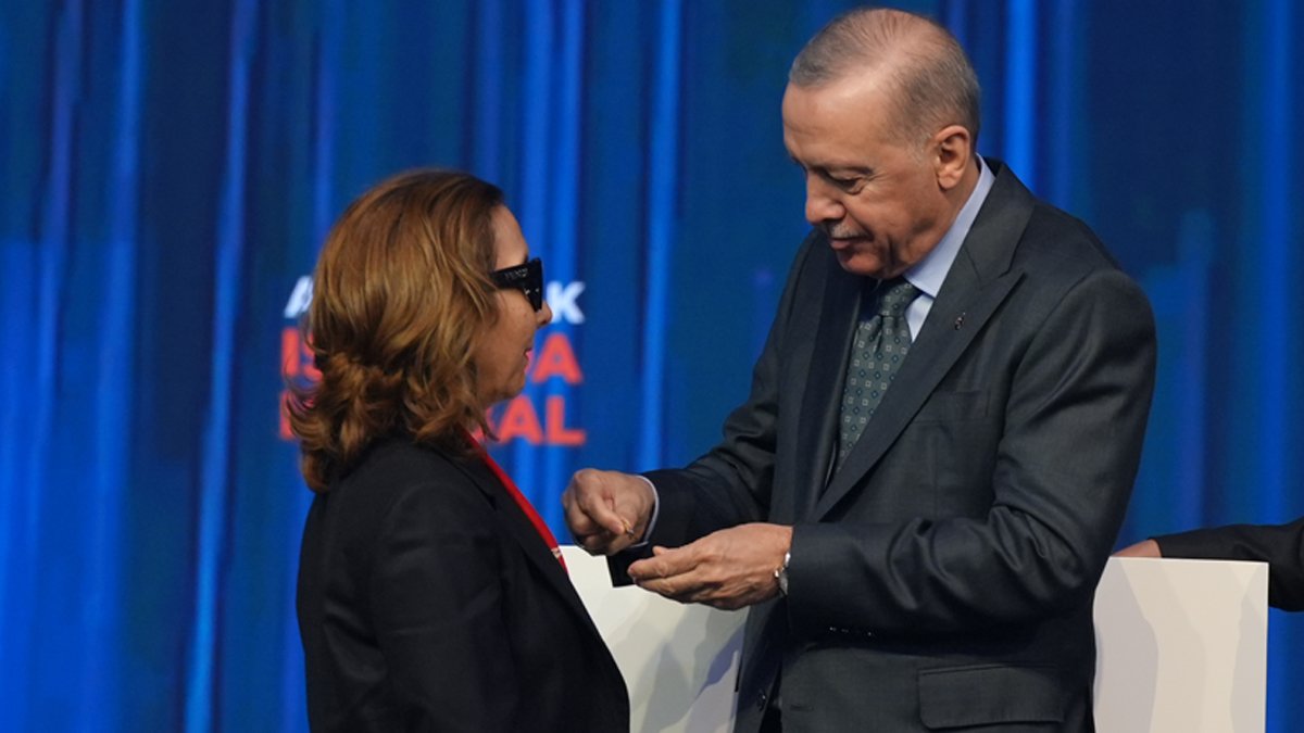 AK Parti 8. Olağan Kongresi'nde büyük sürpriz: Mesut Özil ve Serap Yazıcı Özbudun MKYK'da