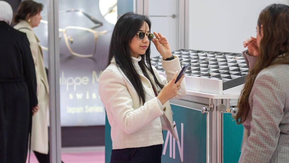 2025’in modası kemik ve renkli gözlükler