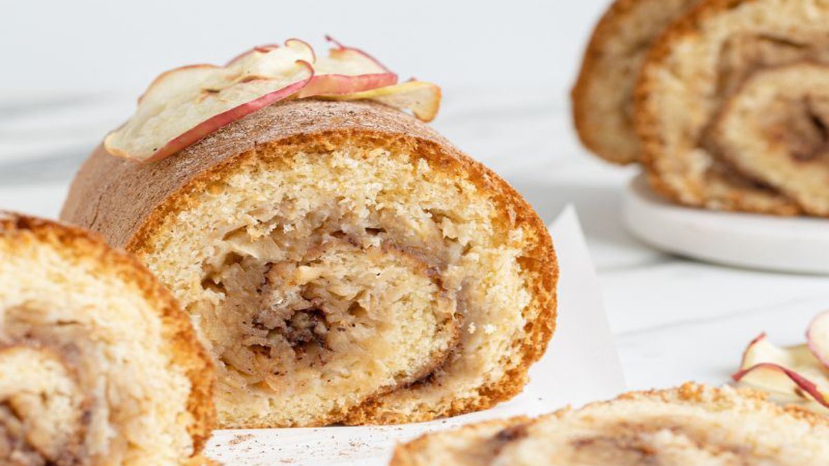 Evdeki malzemeyle şeflere taş çıkartın! Elmalı rulo kek tarifini görenler hemen mutfağa koşuyor!