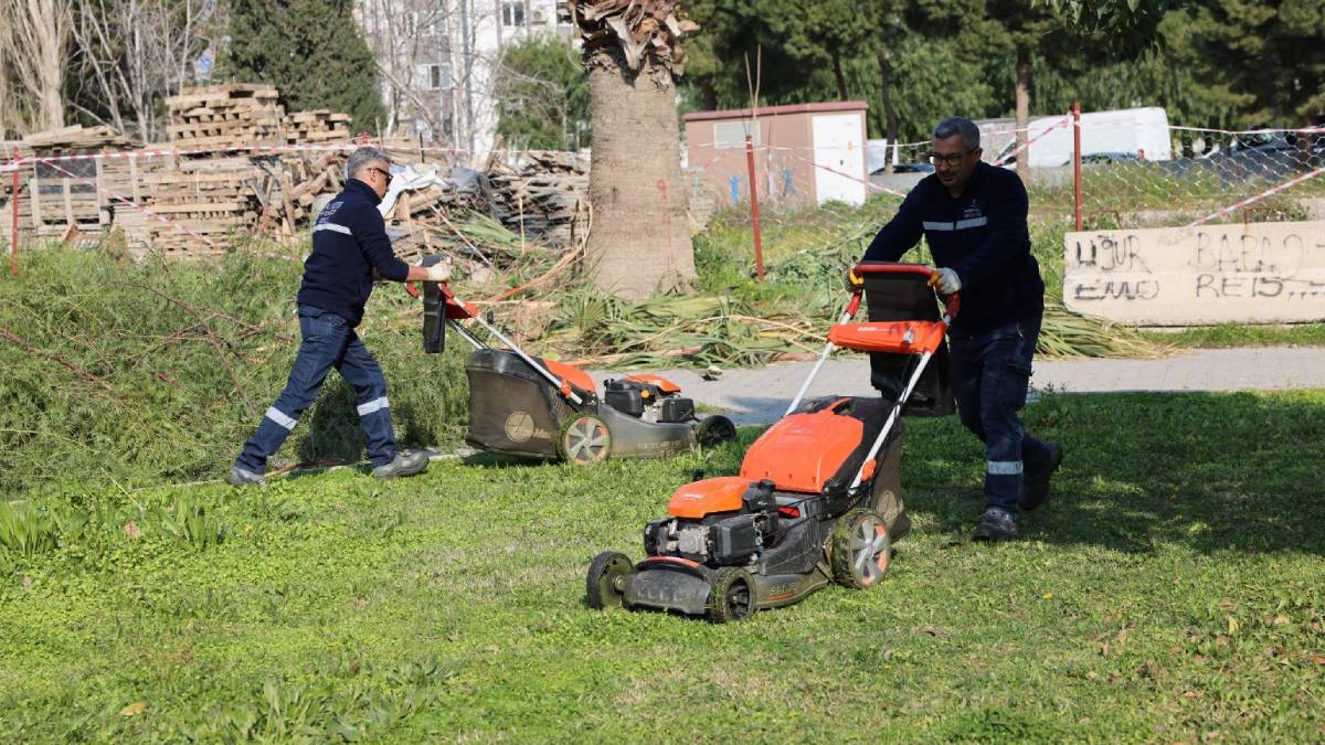 Bayraklı'da parklara kapsamlı bakım