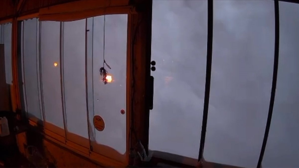 Rize'de çığ düştü! Kapılara kadar dayandı: O anlar kameraya yansıdı