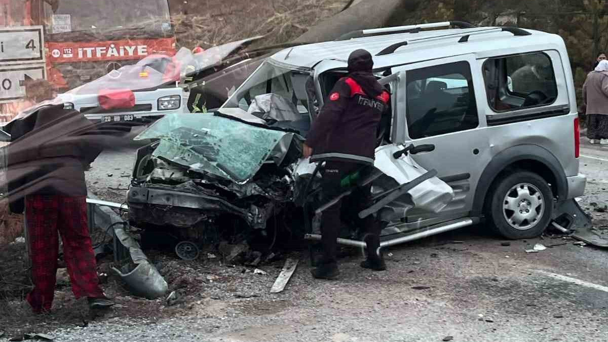 Denizli'de feci kaza! Hafif ticari araç ile otomobil kafa kafaya çarpıştı: 2 ölü, 4 yaralı