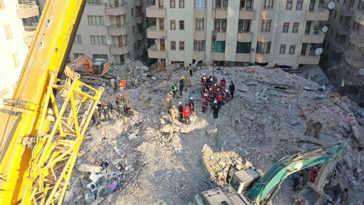 Depremde 78 kişiye mezar olmuştu! Hakimbey Apartmanı davasında mahkemeden suç duyurusu uyarısı