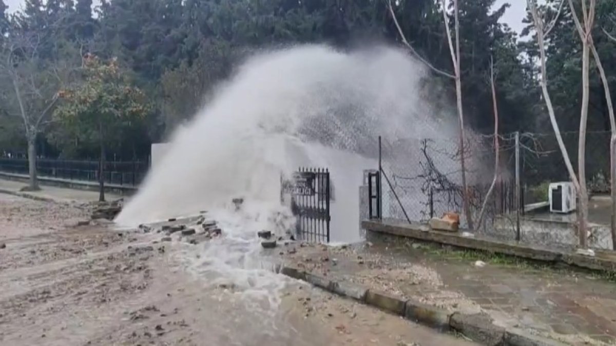 Kuşadası'nda isale hattı patladı: Mezarlığı su bastı
