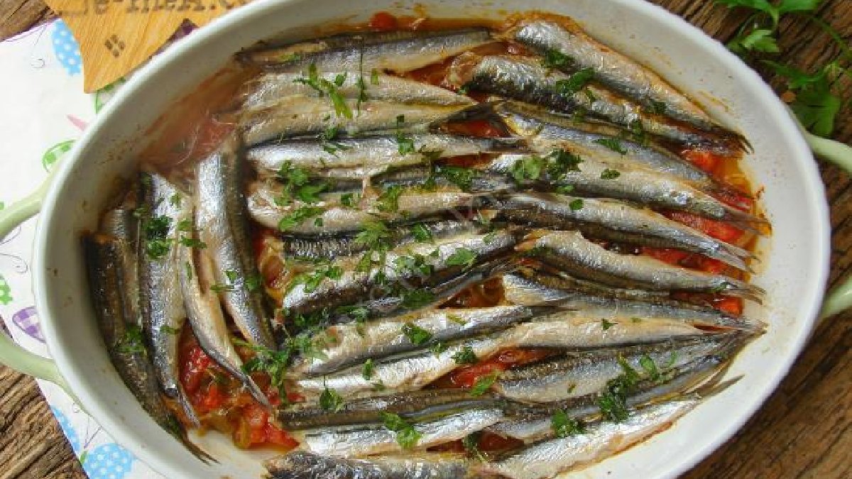 Lezzeti uzun süre içinde kalacak! Balık severler tek atacak: İşte hamsi salamura tarifi…
