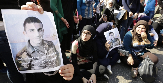 Esir alınan Lübnanlı askerlerin aileleri Beyrut'ta gösteri yaptı