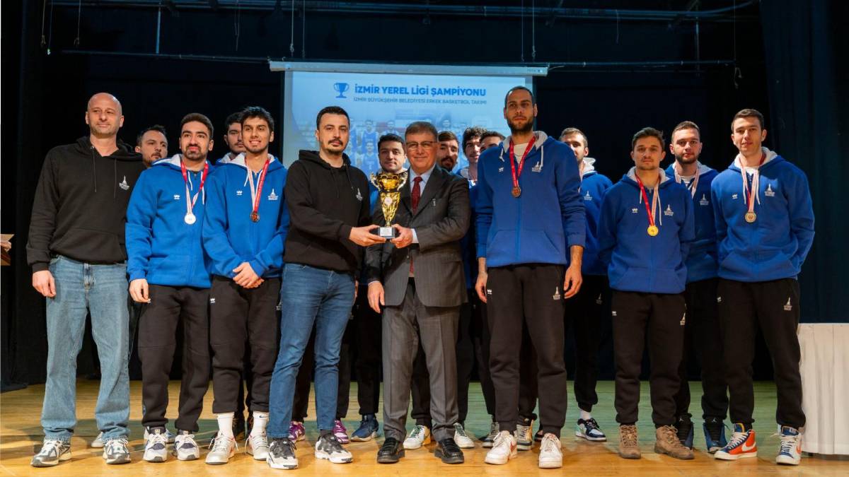 Şampiyonlar kupalarını Başkan Cemil Tugay’a teslim etti