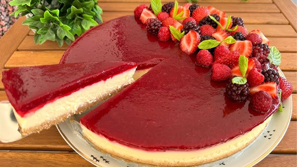 Tatlı krizlerine şık ve ferahlatıcı bir çözüm: Frambuazlı cheesecake! Yiyenler kendinden geçiyor
