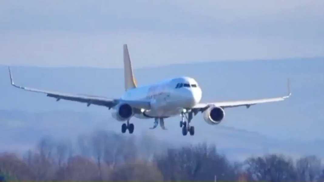 Pegasus'tan İngiltere'de acil iniş: Dumanlar yükseldi