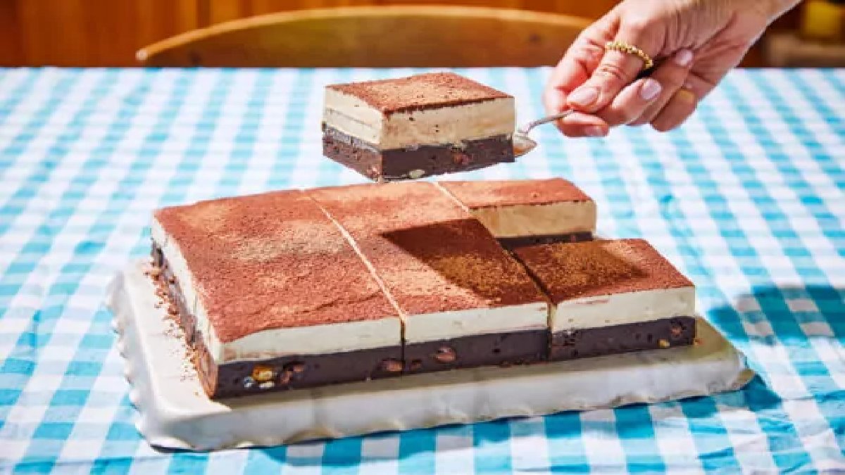 Tiramisu mu, Browni mi? Seçim yapmaya gerek yok! İkisi bir arada lezzet patlaması: İşte browni tiramisu tarifi…