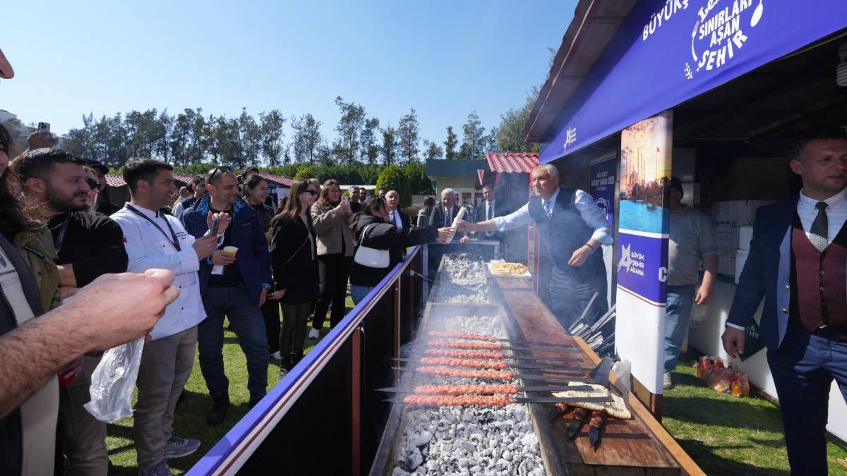 Başkan Karalar Adana'yı anlattı, elleriyle yaptığı kebabı ikram etti