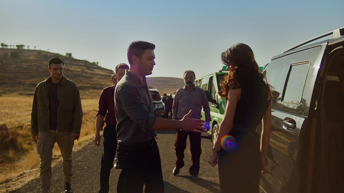 Uzak Şehir dizisinde ayrılık rüzgarı! Ünlü oyuncu diziye veda etti: Yeşilçam oyuncusu son sahnesini çekti!