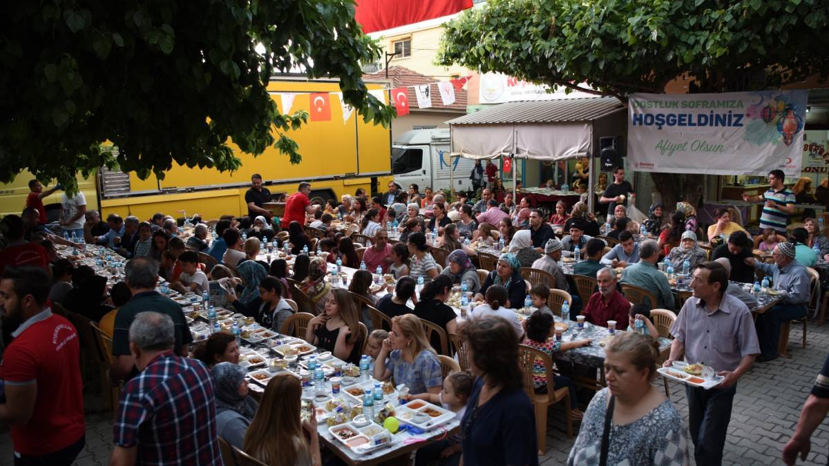 Her gün 1.000 kişiye iftar yemeği