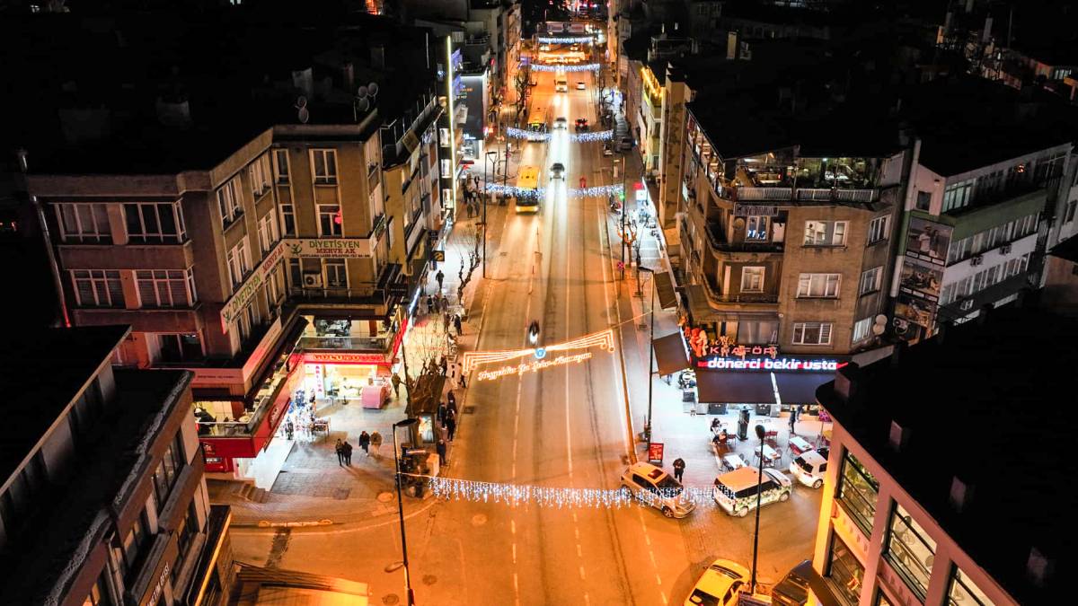 Bursa caddeleri ‘Ramazan’ için süslendi