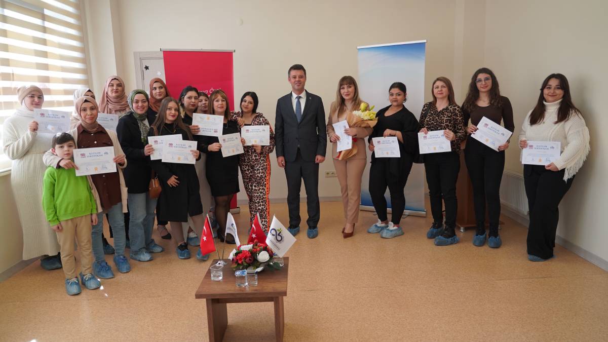 Başkan Sarıkurt’tan kursiyerlere sertifika