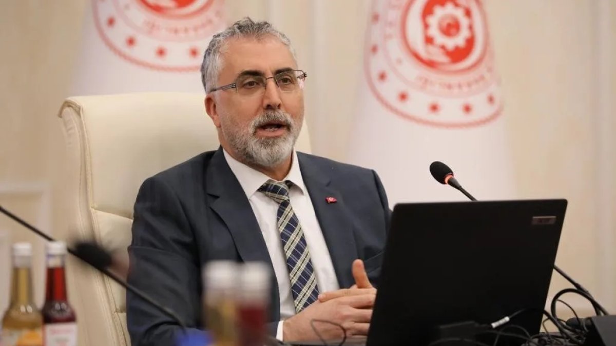 Işıkhan duyurdu: Babaya doğum izninde işçi-memur ayrımı kalkıyor