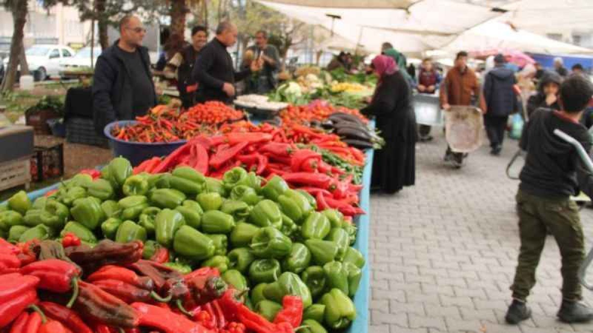 Ramazanın ilk gününde pazar tezgahları vatandaşın cebini yakıyor: Halk fiyatlardan şikayetçi