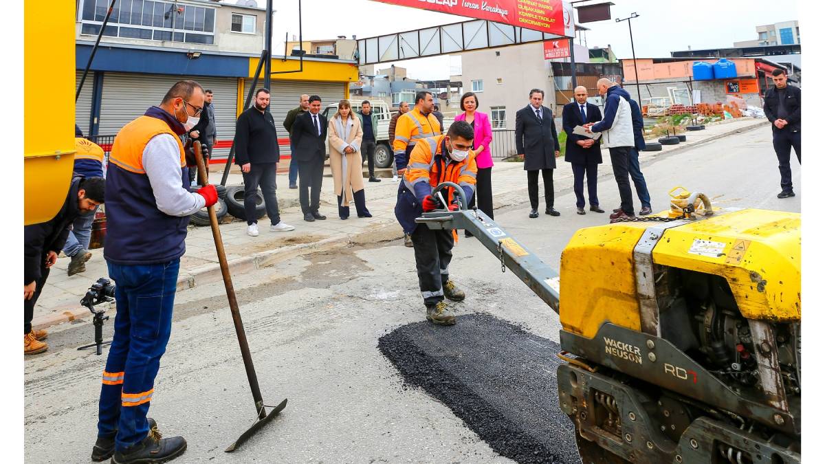 Karabağlar’da çukurlara anında müdahale: Asfalt yama robotu sahaya indi