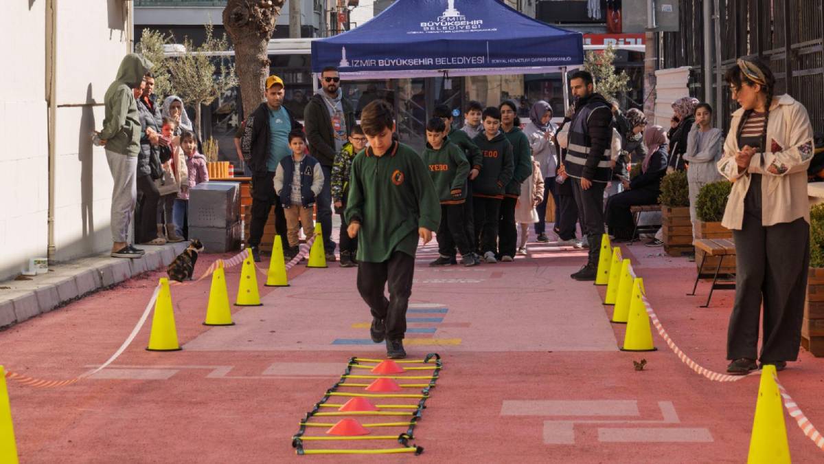 “Güzel İzmir” neşeli çocuklar