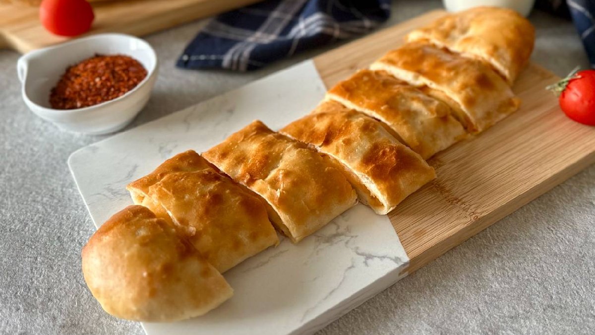 Kokusu tüm evi sarıp sarmalıyor, herkes kendini mutfakta buluyor! İşte muhteşem patatesli pide tarifi…