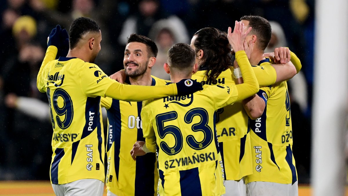 Kanarya'dan zirve takibi: Fenerbahçe, Antalyaspor'a karşı 3-0 kazandı, puan farkını 4'e indirdi