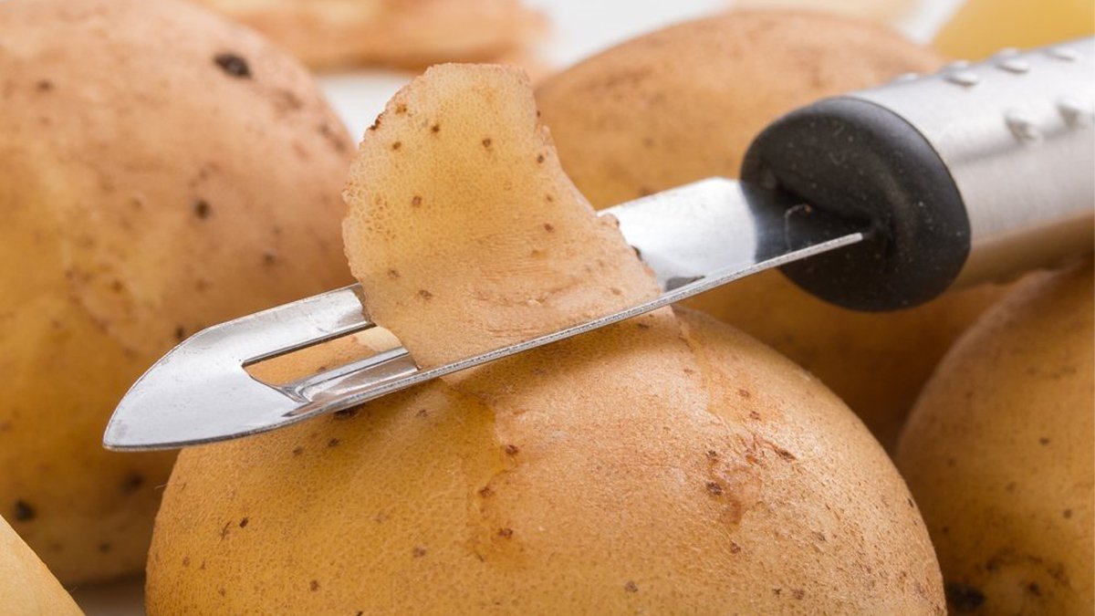 Yıllardır çöpe atıyorduk, meğer şifa deposuymuş! Patates kabuğunun gizli gücünü öğrenince şoke olacaksınız!