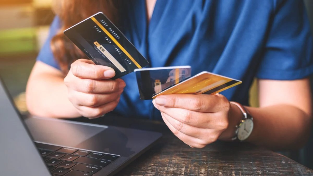 Vatandaş kredi kartına muhtaç: 328 milyar liralık borç takibe düştü