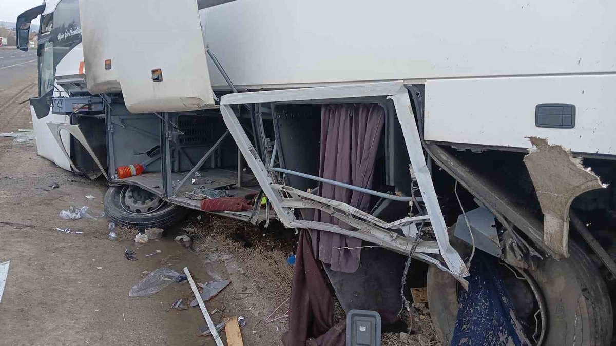 Ankara'da yolcu otobüsü beton bariyere çarptı: 5'i ağır 16 yaralı