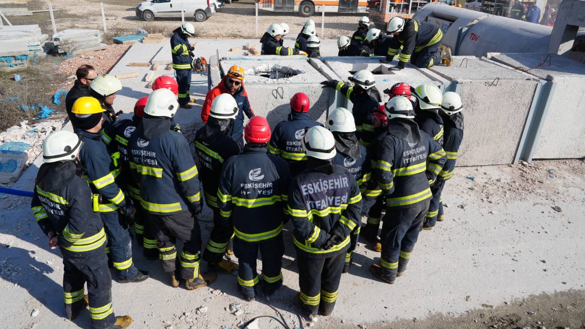 Büyükşehir Belediyesinin arama kurtarma ekibine uygulamalı eğitim